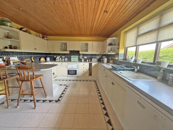 4 bed Detached Bungalow for sale Image 5