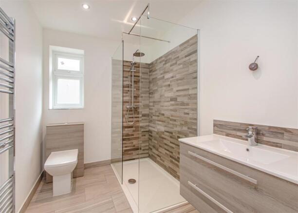 23 Farm Road-bed2 ensuite.jpg