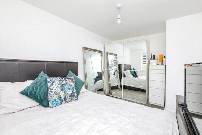 4 bed Semi-Detached for sale Image 12