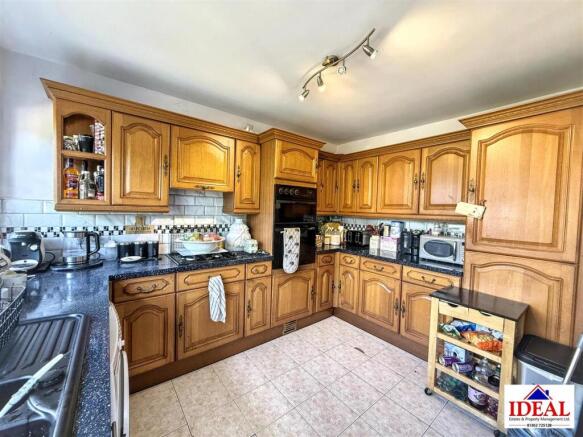 6 bed Detached for sale Image 10