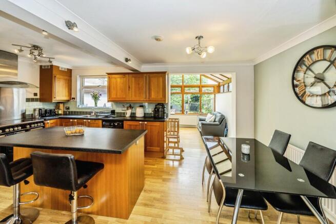 3 bed Semi-Detached for sale Image 6