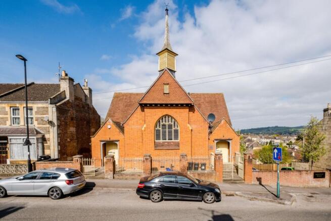 2-bed flat on Coronation Avenue, Bath, BA2, £300,000