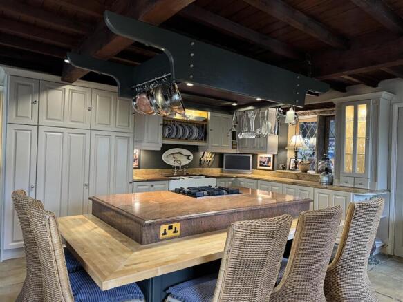5 bed Detached for sale Image 12