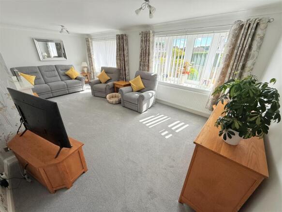 LOUNGE/DINING AREA