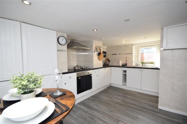 2 bed Terraced to rent Image 4