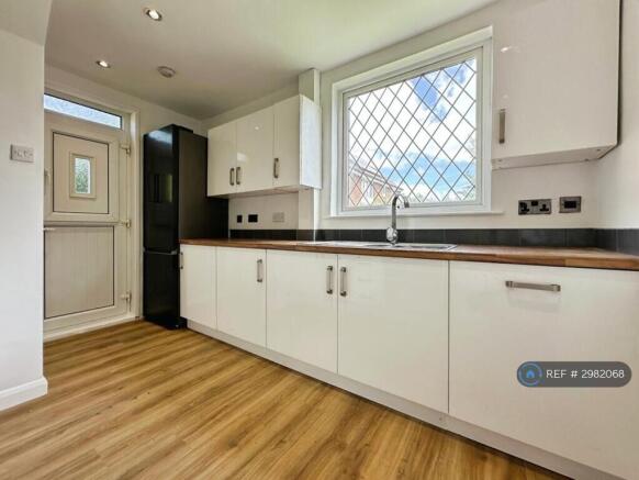3 bed Semi-Detached to rent Image 4