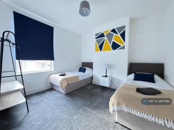 5 bed Semi-Detached to rent Image 6