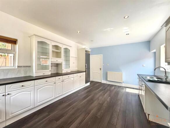 4 bed Detached for sale Image 10