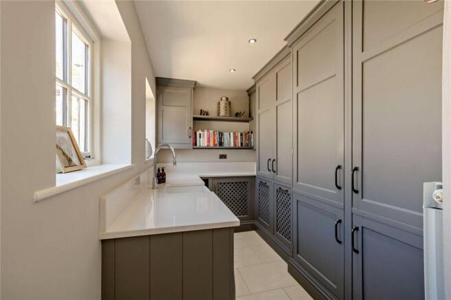 5 bed Semi-Detached for sale Image 8