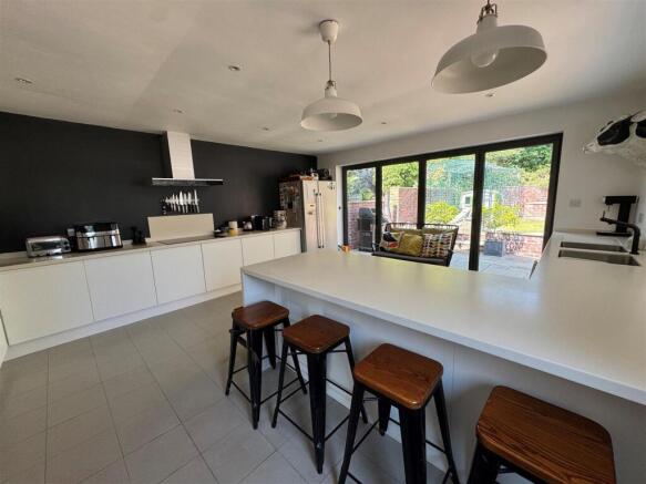 4 bed Detached for sale Image 4