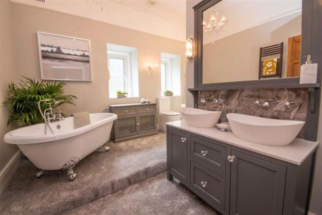 LUXURY EN-SUITE BATHROOM