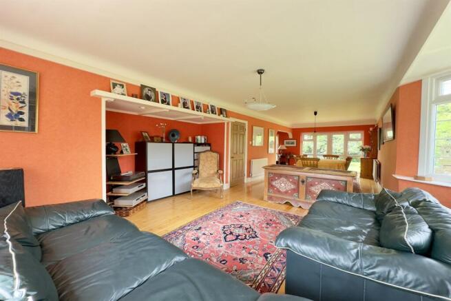 Lounge/Dining Room