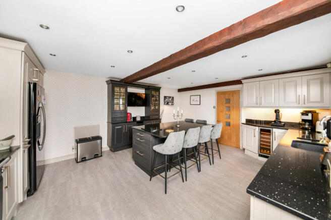 5 bed Detached for sale Image 8