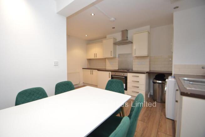 6 bed Terraced to rent Image 8