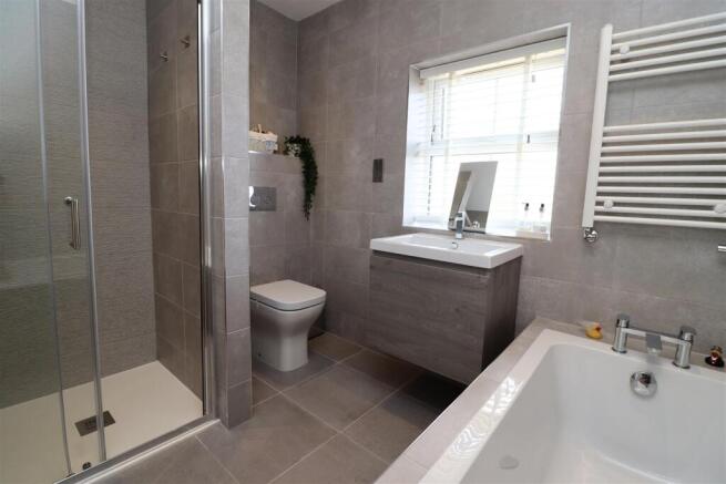 4 bed Detached for sale Image 9