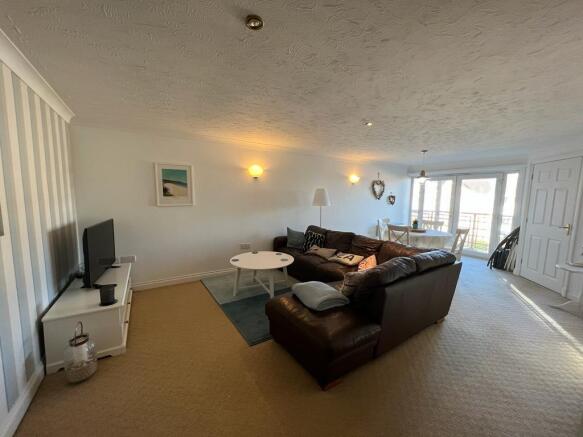 Spacious Living rooom with balcony