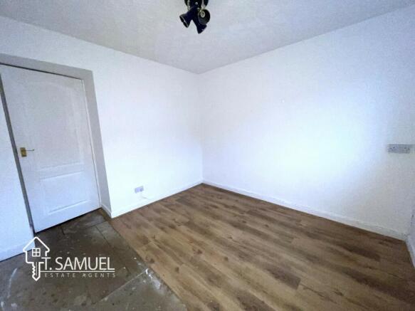 Bedroom 1b.JPG
