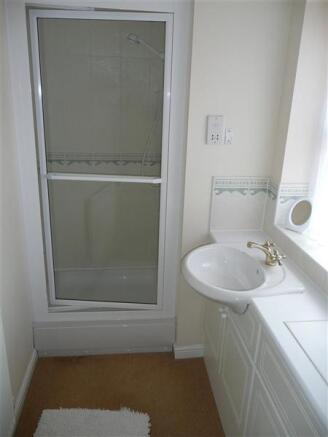 EN-SUITE SHOWER ROOM