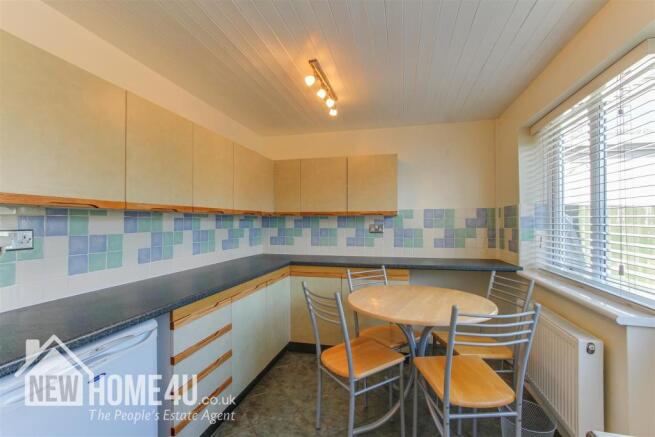 KITCHEN / DINER:
