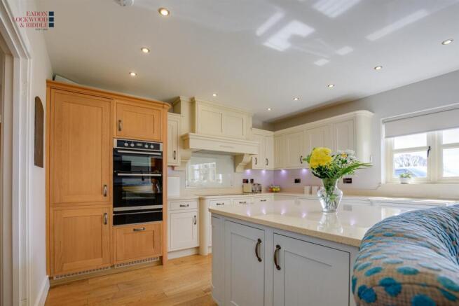 4 bed Detached for sale Image 10