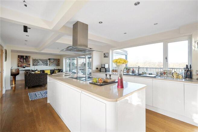 5 bed Detached for sale Image 6