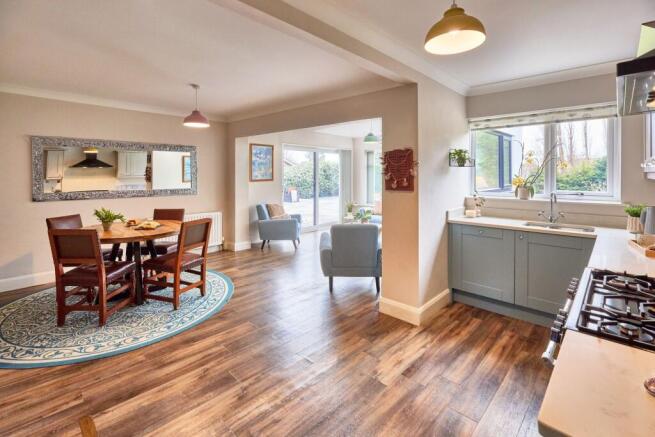 5 bed Detached for sale Image 8