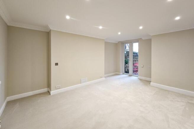 2 bed Ground Flat for sale Image 12