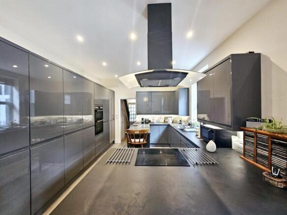 5 bed Terraced for sale Image 7