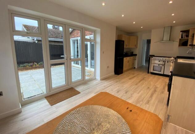Kitchen 2.jpg