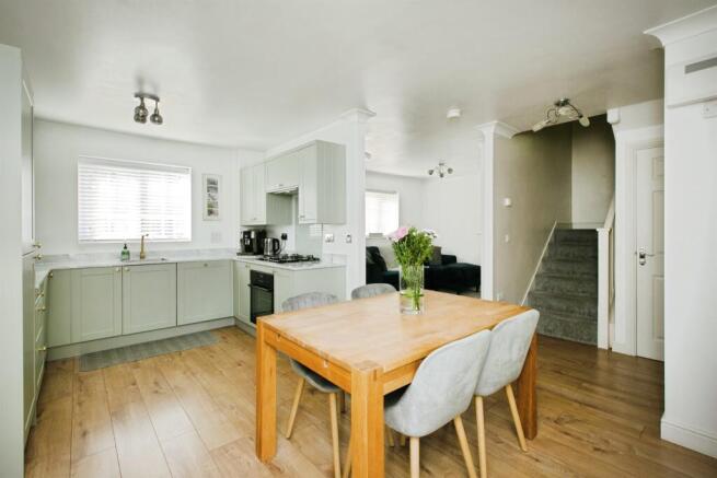 4 bed Semi-Detached for sale Image 4