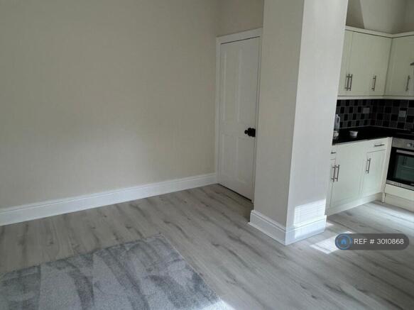 3 bed Semi-Detached to rent Image 8