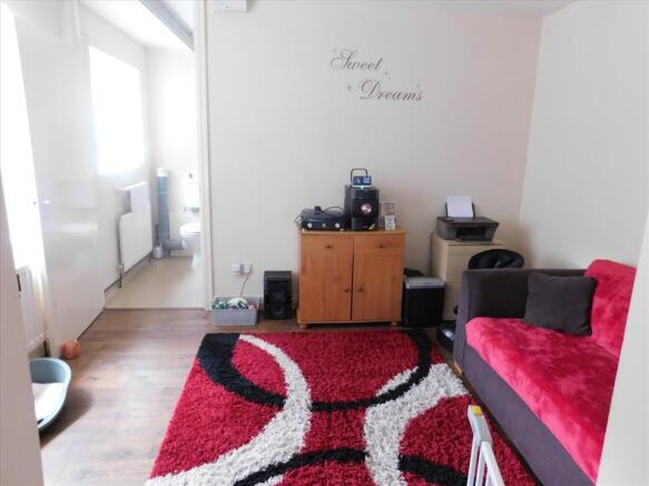 REAR LOUNGE/BEDROOM 5