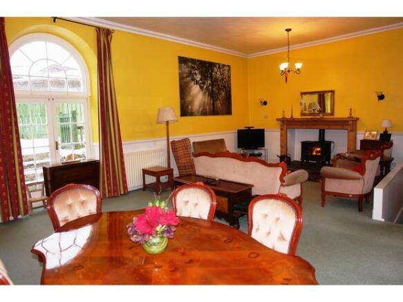 Open Lounge & Dining Area