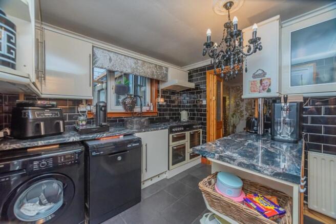 12. Kitchen (2).jpg