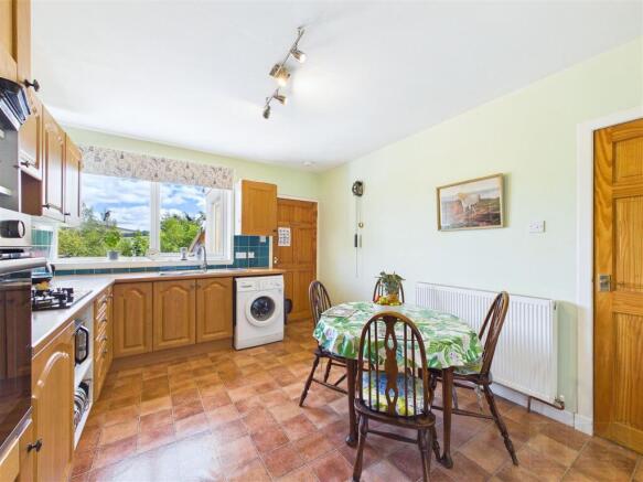 Kitchen / Dining Area