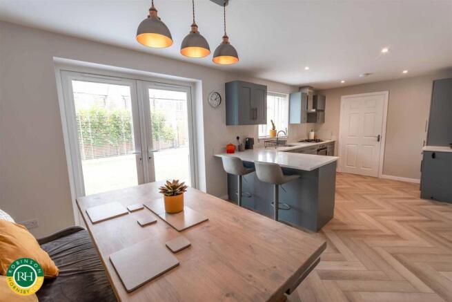 5 bed Detached for sale Image 4