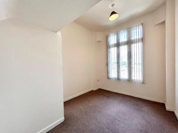 3 bed Flat to rent Image 6