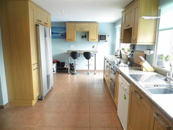 KITCHEN/BREAKFAST