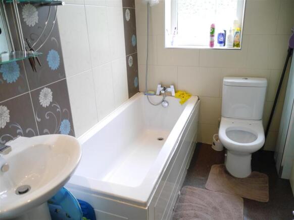 BATHROOM/WC: