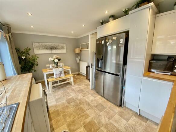 KITCHEN/DIINING ROOM