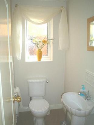DOWNSTAIRS CLOAKROOM W/C