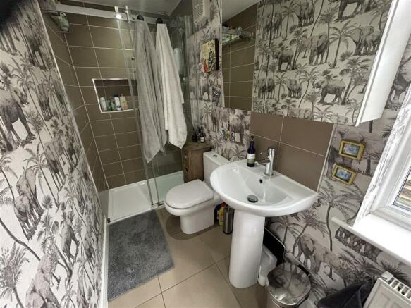 EN-SUITE SHOWER ROOM