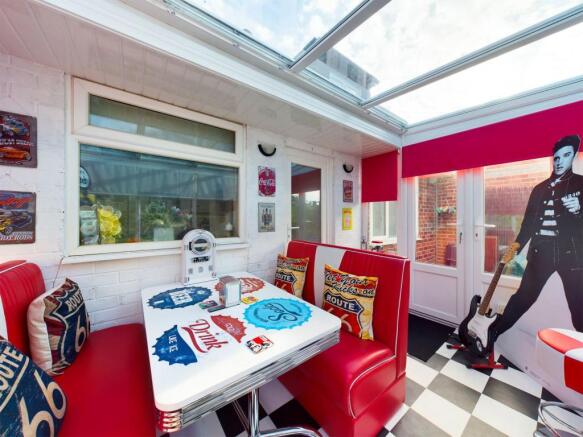 LOUNGE/DINING ROOM