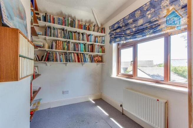 BEDROOM / OFFICE: