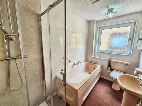 4 bed Detached to rent Image 11