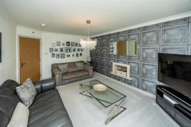 5 bed Detached for sale Image 9
