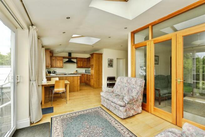 4 bed Semi-Detached for sale Image 9