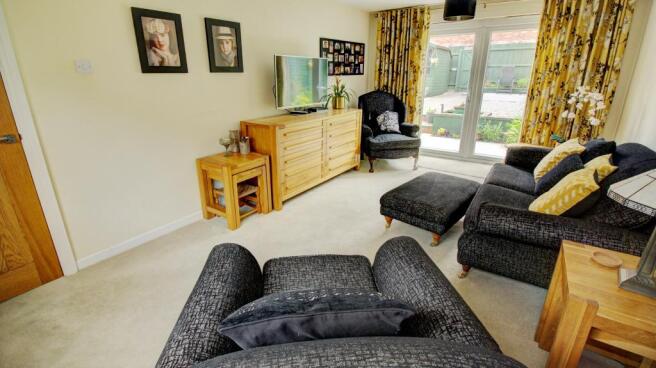 Lounge (alt angle)