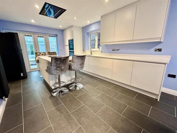 6 bed Detached for sale Image 8