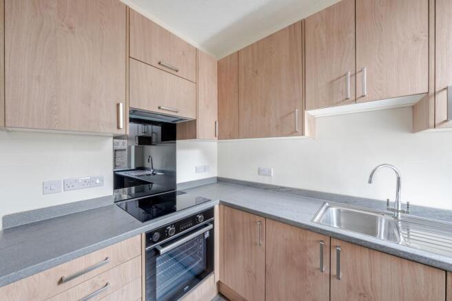 2 bed Terraced to rent Image 6